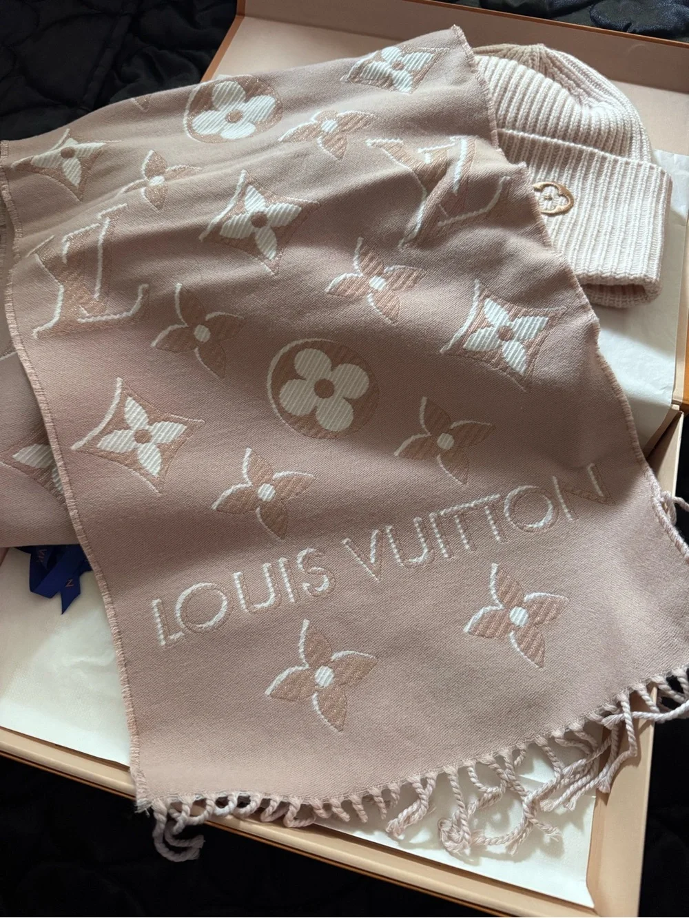 NWT Louis Vuitton LV Essential Shine Scarf M78237 Rose Pink Wool Silk Monogram